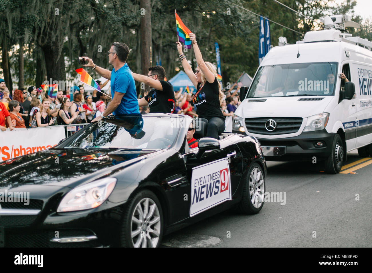 Orlando notizie del testimone oculare a 9 a Orlando Pride Parade (2016). Foto Stock