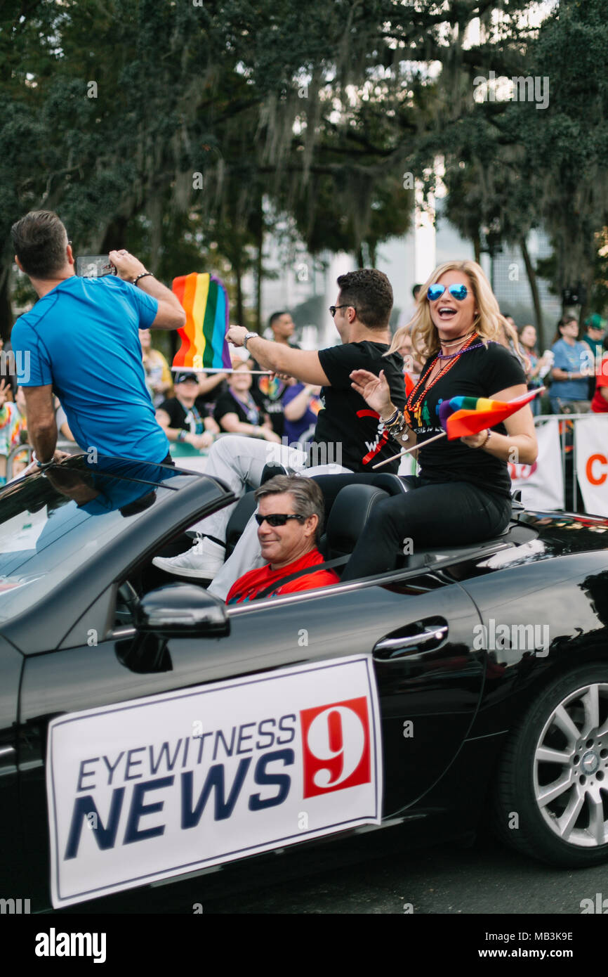 Orlando notizie del testimone oculare a 9 a Orlando Pride Parade (2016). Foto Stock