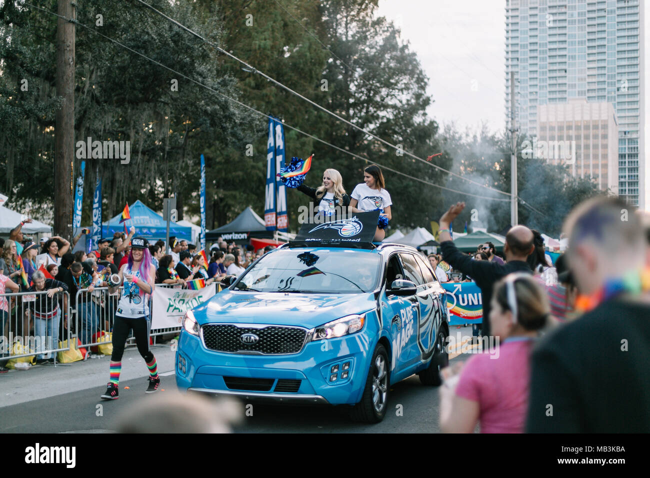 Orlando Magic Cheerleaders al Orlando Pride Parade (2016). Foto Stock