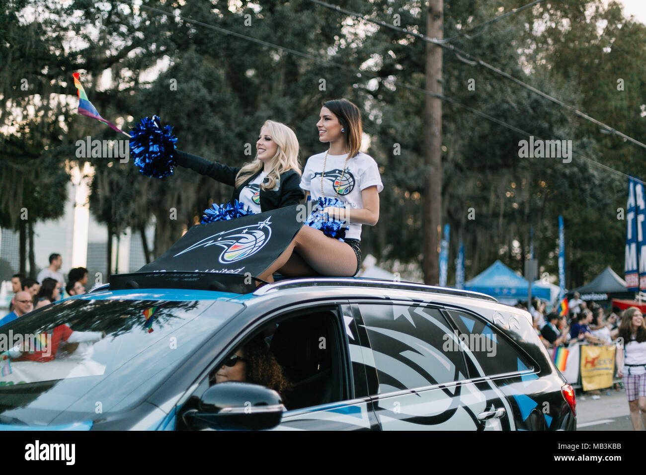 Orlando Magic Cheerleaders al Orlando Pride Parade (2016). Foto Stock