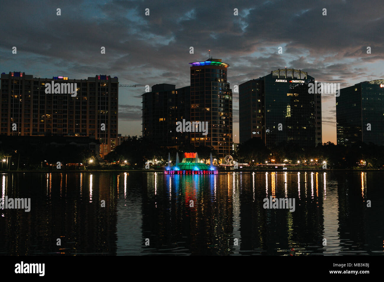 La città di Orlando illuminata con i colori dell'arcobaleno fino alla notte dopo il Pride Parade (2016). Foto Stock