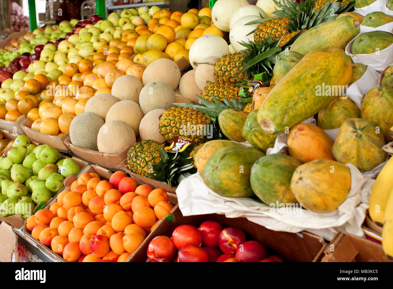 Vivacemente colorato di frutta fresca è visualizzato come parte della Georgia cresciuti gli agricoltori Vetrina ad Atlanta Farmers Market sulla luglio 27, 2013 in Atlanta, GA. Foto Stock