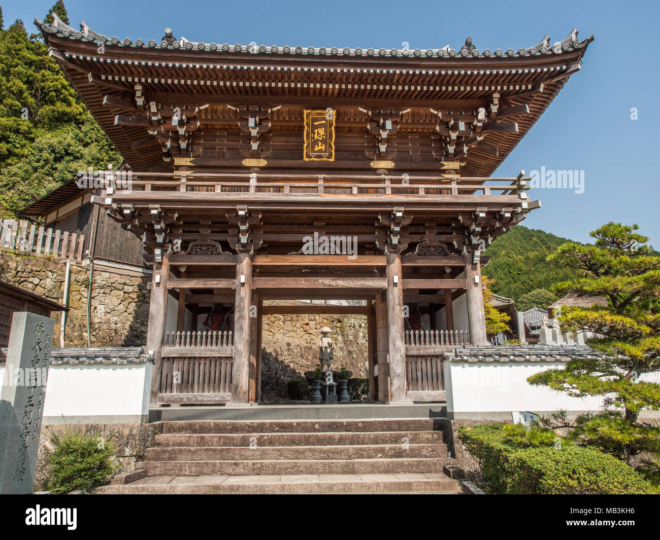 Cancello di ingresso e la statua di Kobo Daishi, Butsumokuji, tempio 42, 88 Tempio pellegrinaggio di Shikoku Foto Stock