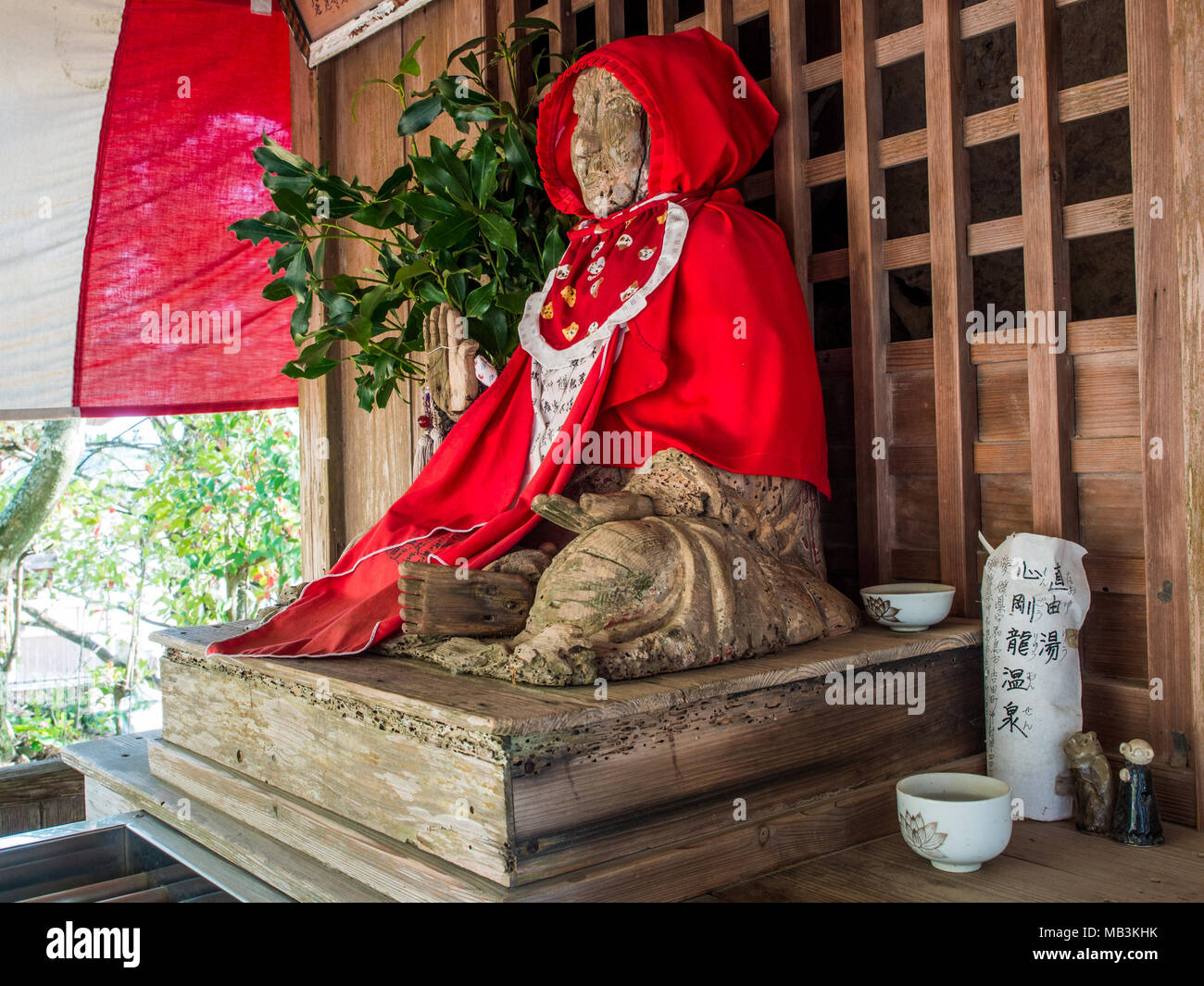 Binzuru sonja, dio giapponese di guarigione, la statua in legno, vecchi e usurati, vestito di rosso accappatoi, a Butsumokuji, Tempio 42 di 88Tempio pellegrinaggio di Shikoku Foto Stock