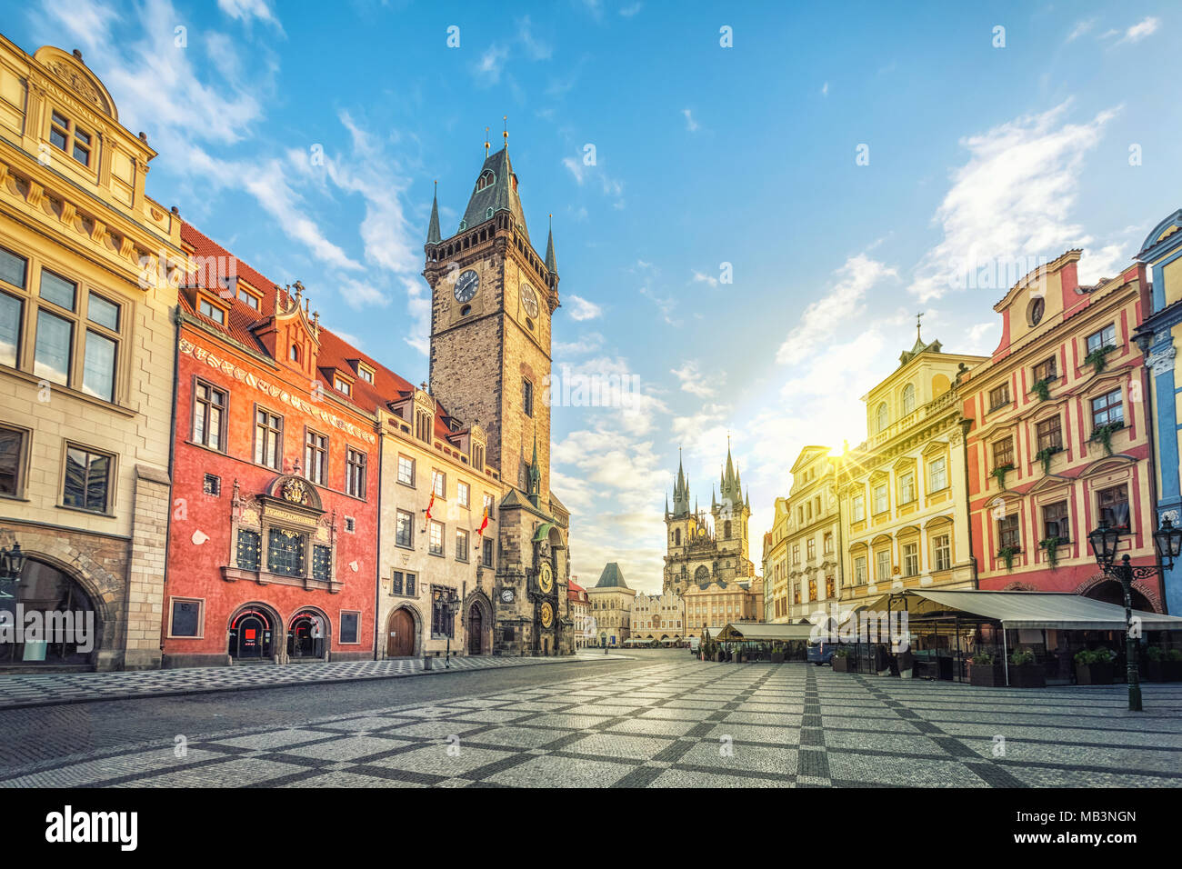 Il municipio vecchio edificio con torre dell orologio sulla piazza della Città Vecchia (Staromestske namesti) al mattino, Praga, Repubblica Ceca Foto Stock