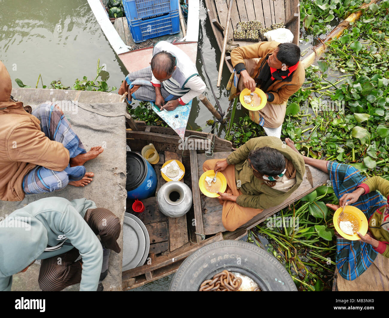 I fornitori di fare colazione nel "fast food' imbarcazione nel mercato galleggiante. Nel delta dei fiumi Ganga (Padma), Brahmaputra e Meghna persone vivono sull'acqua. Area intorno al paese Banaripara è allagato con acqua. Le persone vivono in villaggi sulle rive dei canali del fiume. No il trasporto su strada è possibile. Solo acqua e le navi che li collegano con il resto del mondo. Ma la zona è molto vivace. Gli agricoltori coltivano frutta e verdura, il riso e le colture su 2 700 chilometri quadrati di territorio tra il fiume canali. I fornitori visita il loro cliente su barche. Mercati galleggianti con verdura, frutta, di riso o di legno vengono fru Foto Stock