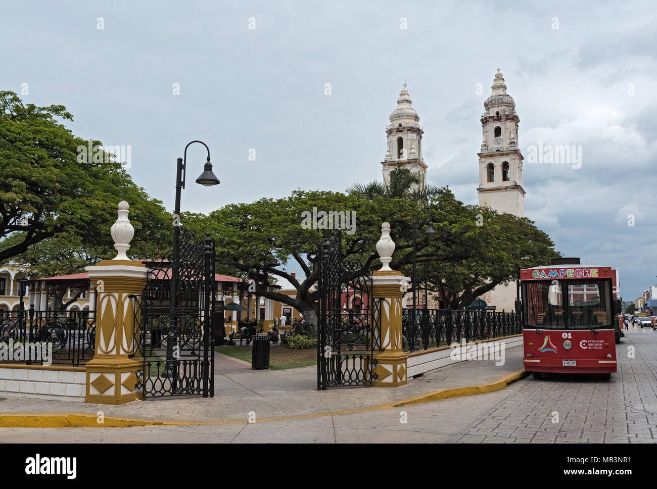 Parco Indipendenza con la Cattedrale di San Francisco de Campeche, Messico Foto Stock
