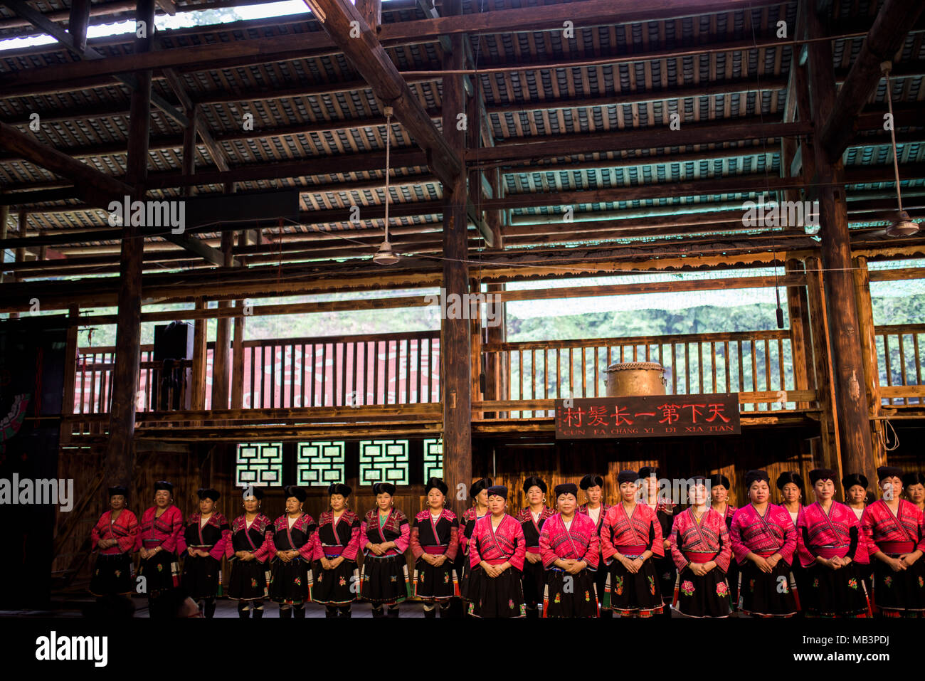 Le donne di Haungluo, capelli lunghi Village nella provincia di Shaanxi Foto Stock
