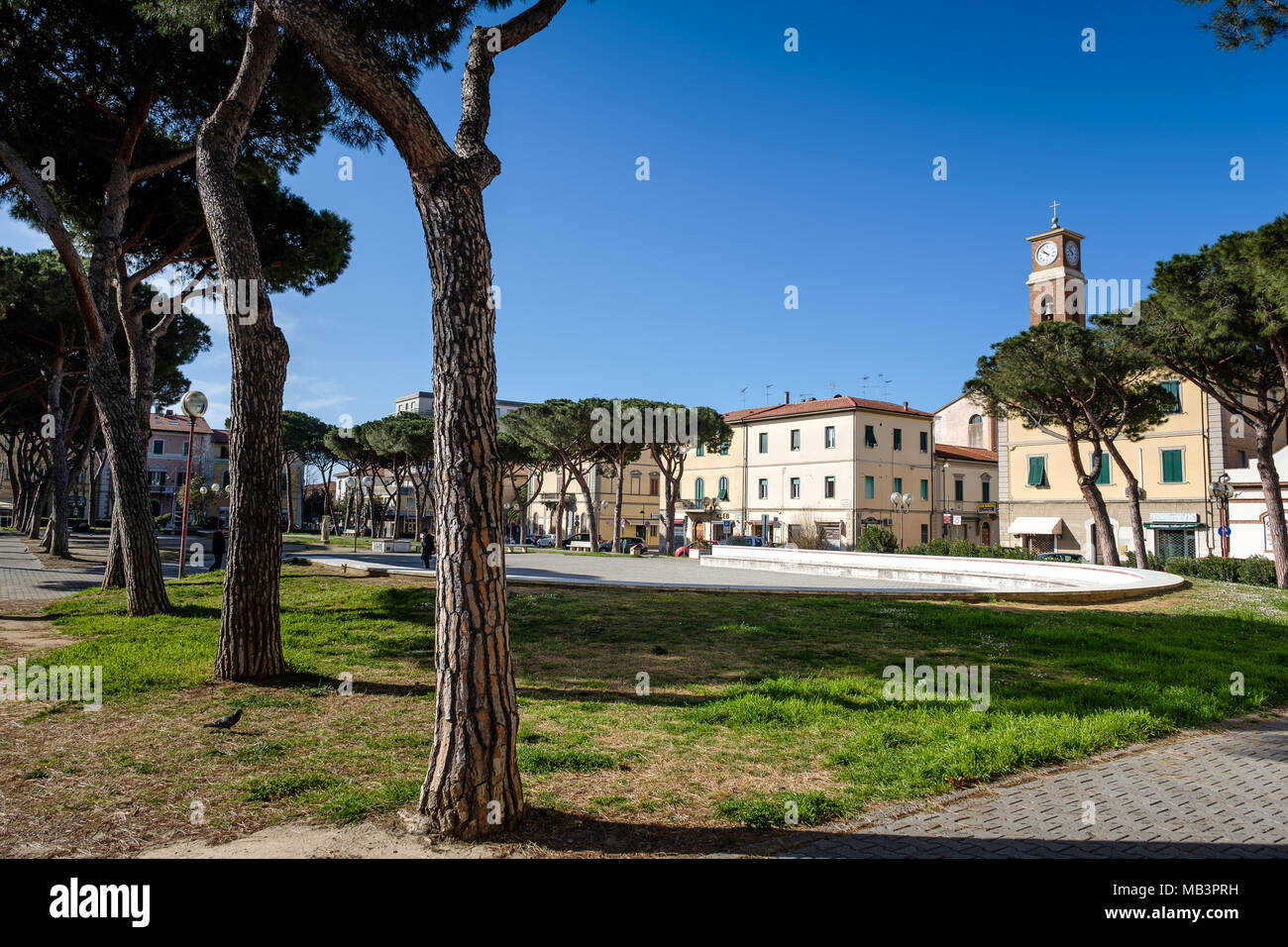 CECINA, Toscana, Italia - 31 Marzo 2018: piazza Carducci meglio conosciuto anche come i bambini la piazza con il parco di divertimento e in background th Foto Stock