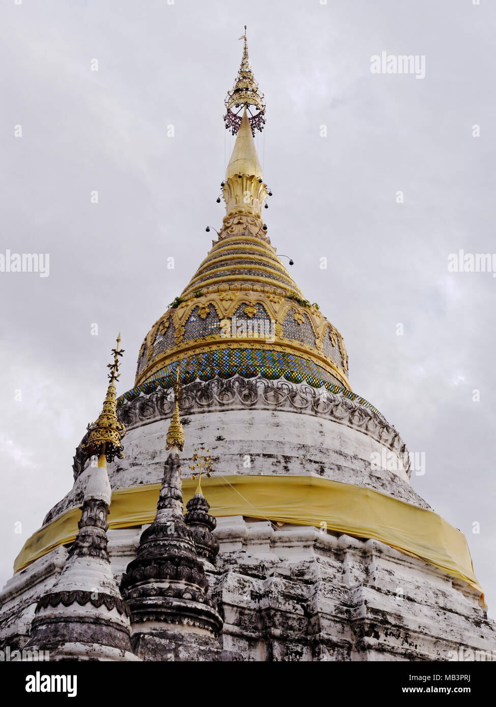 Stupa principale o pagoda e sfondo cielo Buppharam nel tempio, che è famosa destinazione turistica in Chiang Mai Thailandia Foto Stock