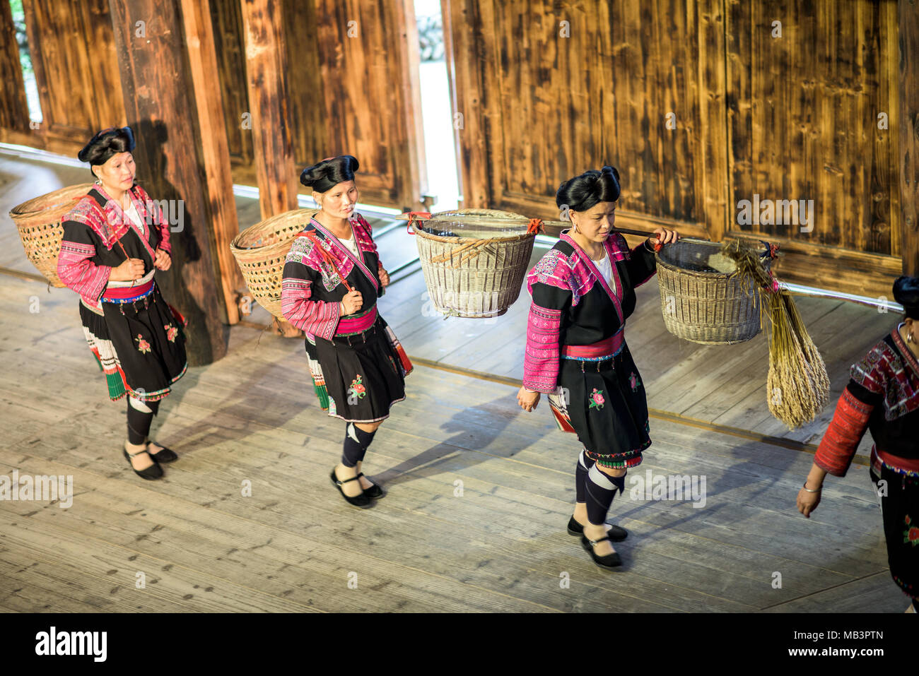 Le donne di Haungluo, capelli lunghi Village nella provincia di Shaanxi Foto Stock