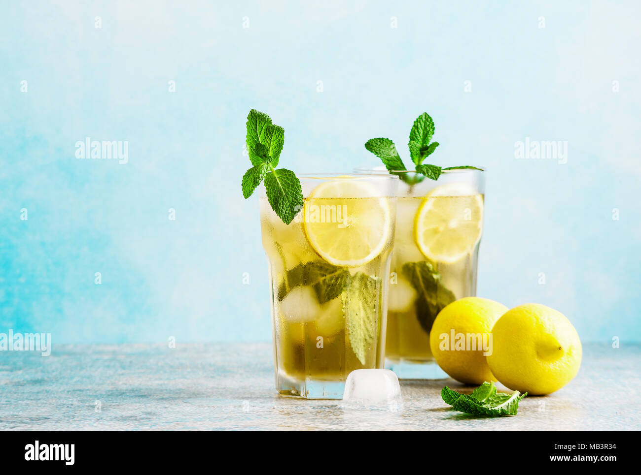 Tradizionale di tè freddo al limone con ghiaccio in bicchieri alti Foto Stock