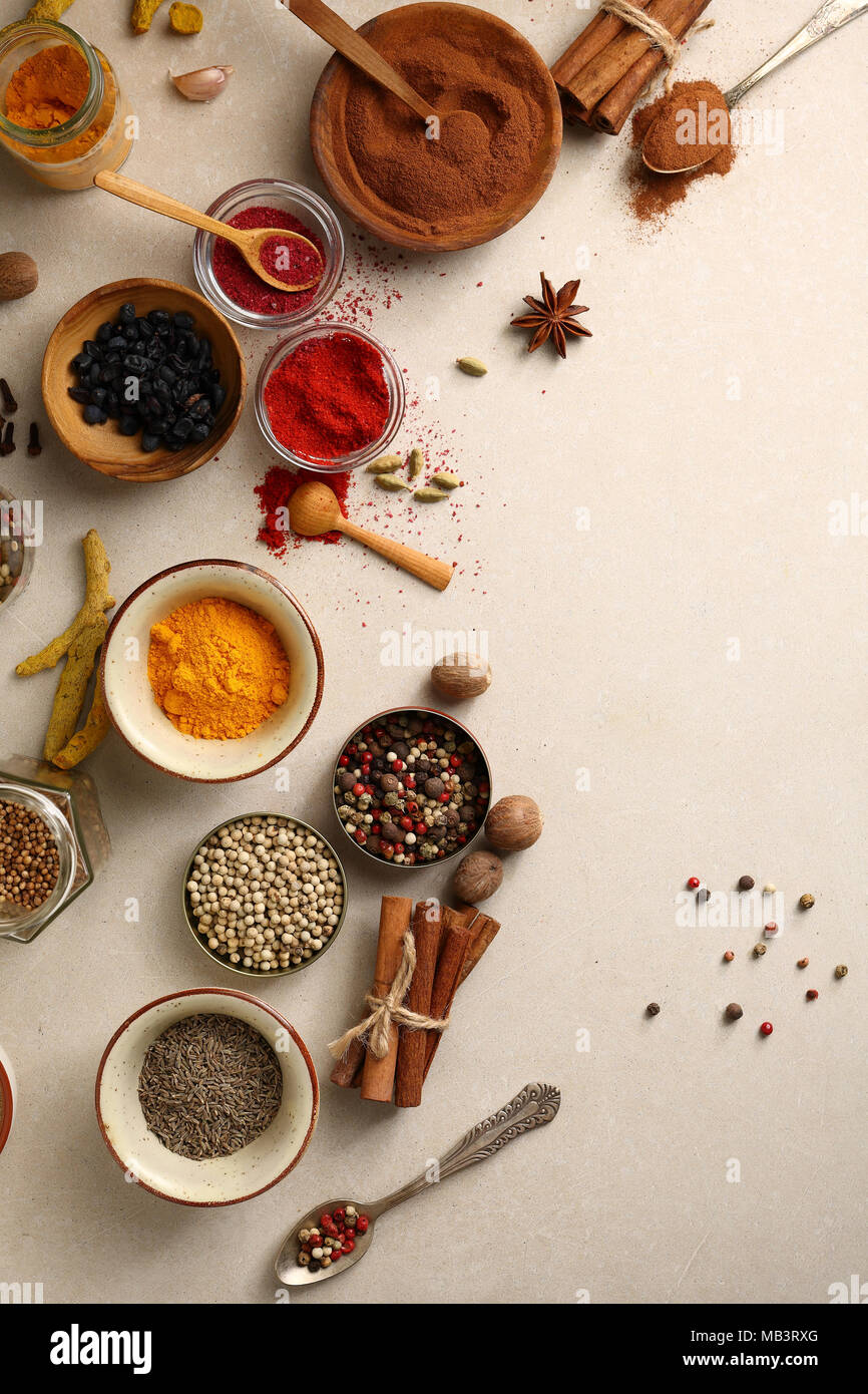 Mix di spezie in ciotole su calcestruzzo, cibo vista superiore Foto Stock