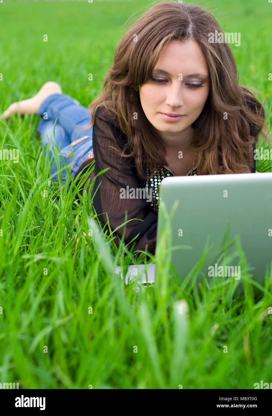 La donna lavora al computer sulla natura Foto Stock