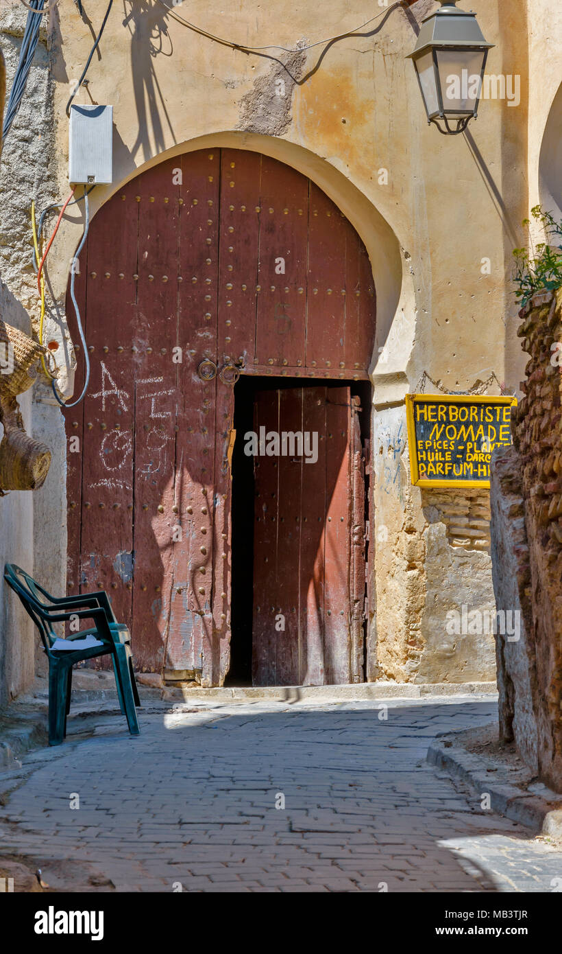 Il Marocco FES MEDINA SOUK ALL'INTERNO DELLA MEDINA vecchia porta che conduce ad un erborista O PRODOTTI NATURALI GUARITORE Foto Stock