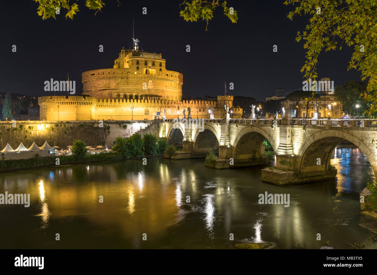 Vista notturna su Sant'Angelo bridge e il castello di Roma Foto Stock