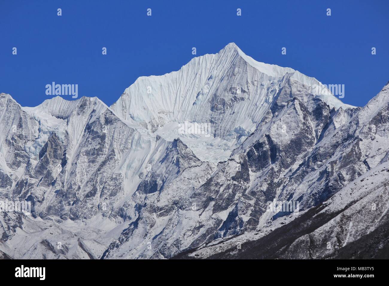 Bella forma montagna alta visto da Mundu, Langtang valley, Nepal. Gangchempo. Foto Stock