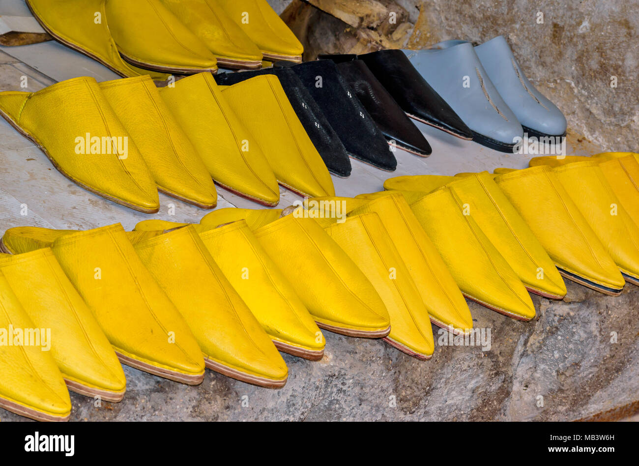 Il Marocco FES MEDINA SOUK giallo applique scarpe o pantofole Foto Stock