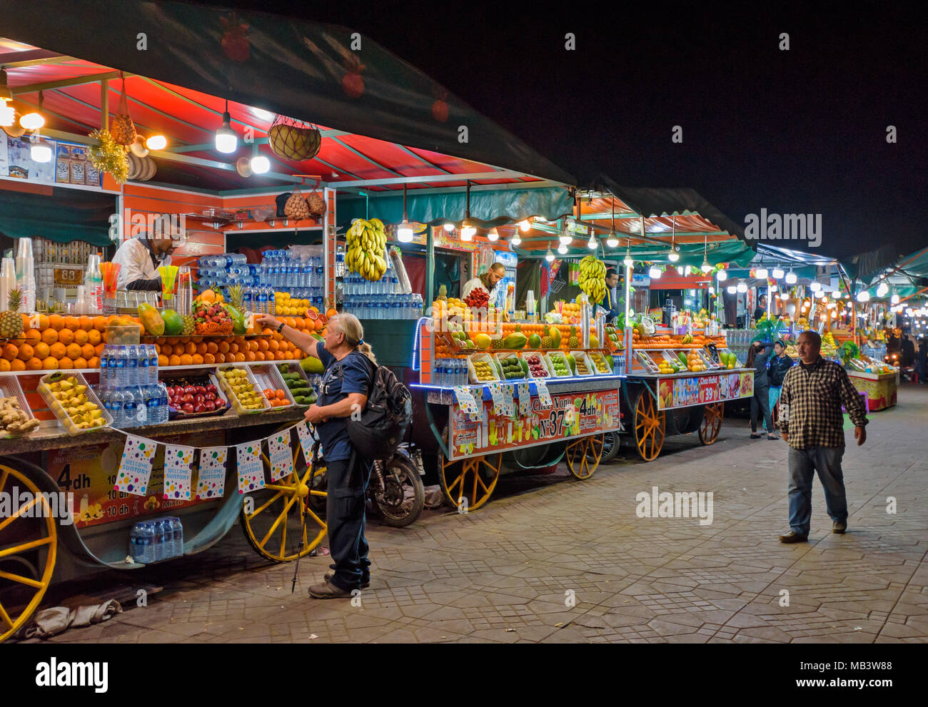 Il Marocco Marrakech Jemaa el Fna MEDINA SOUK sera nella piazza di succo di frutta fresco bancarelle soprattutto arancione Foto Stock