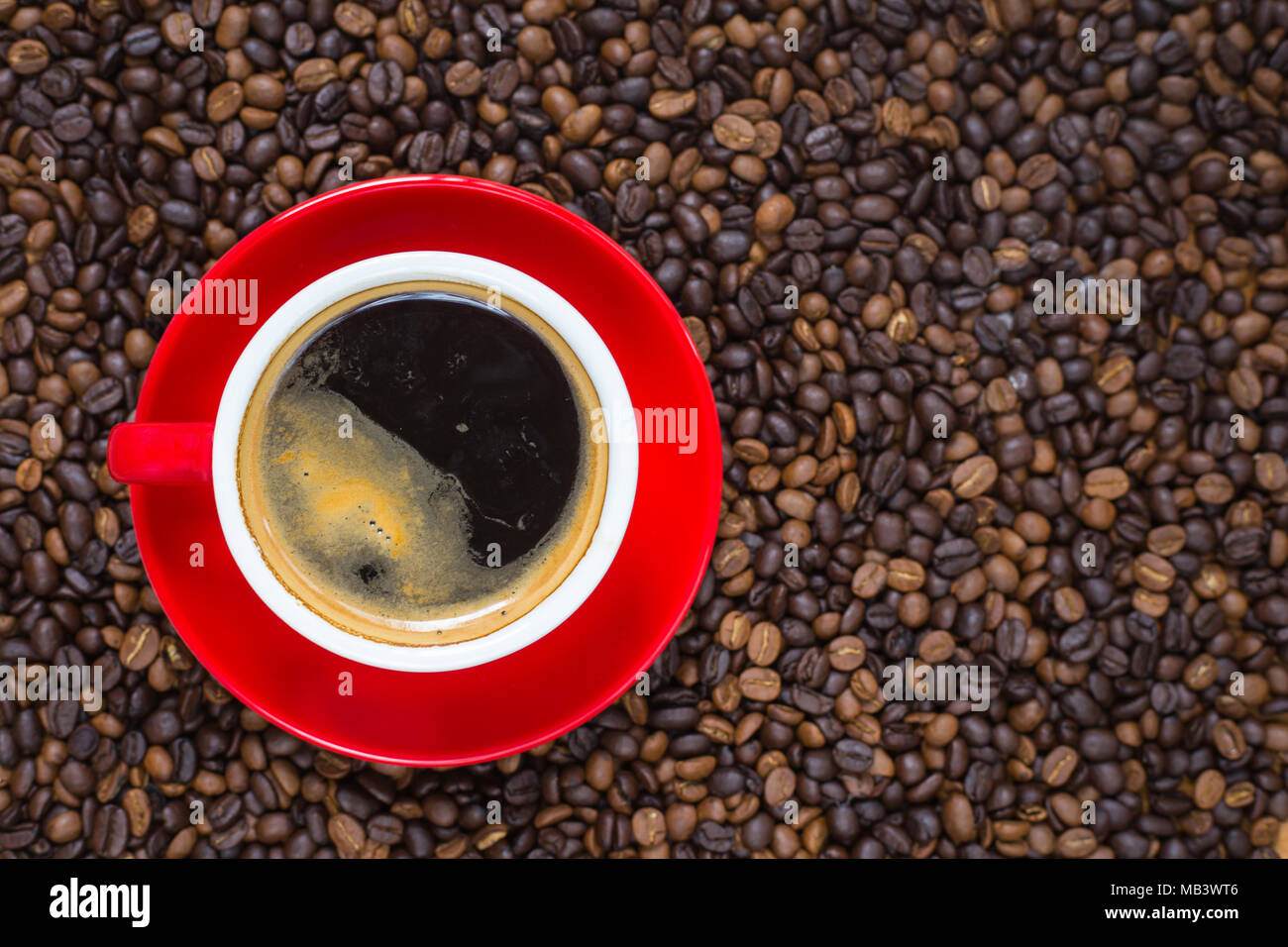 Tazza di caffè in chicchi di caffè sfondo Foto Stock