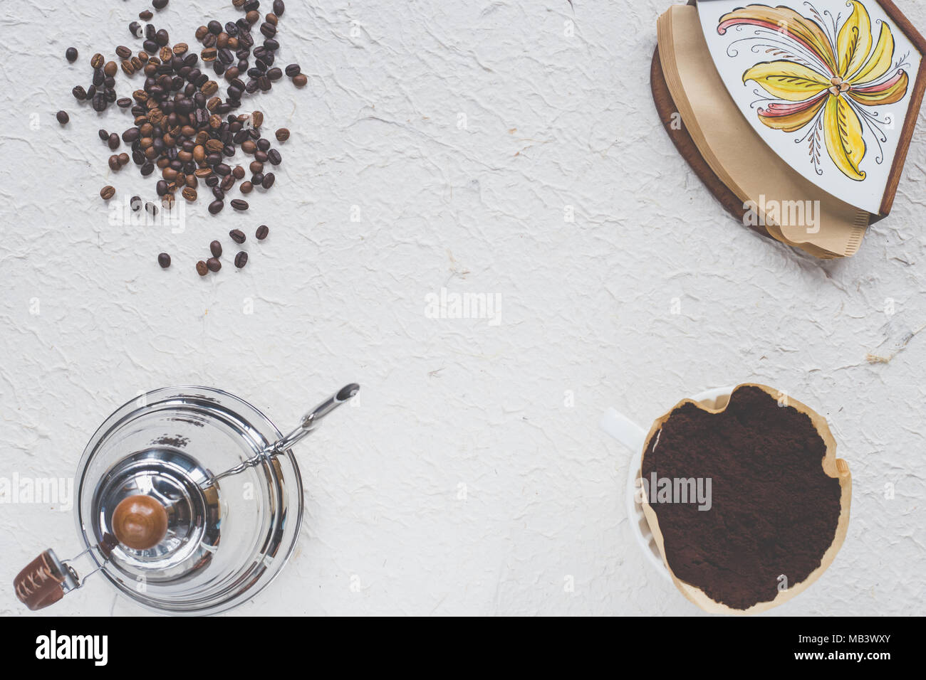 Miscela di caffè gocciolare su sfondo bianco , piatto immagine laici Foto Stock