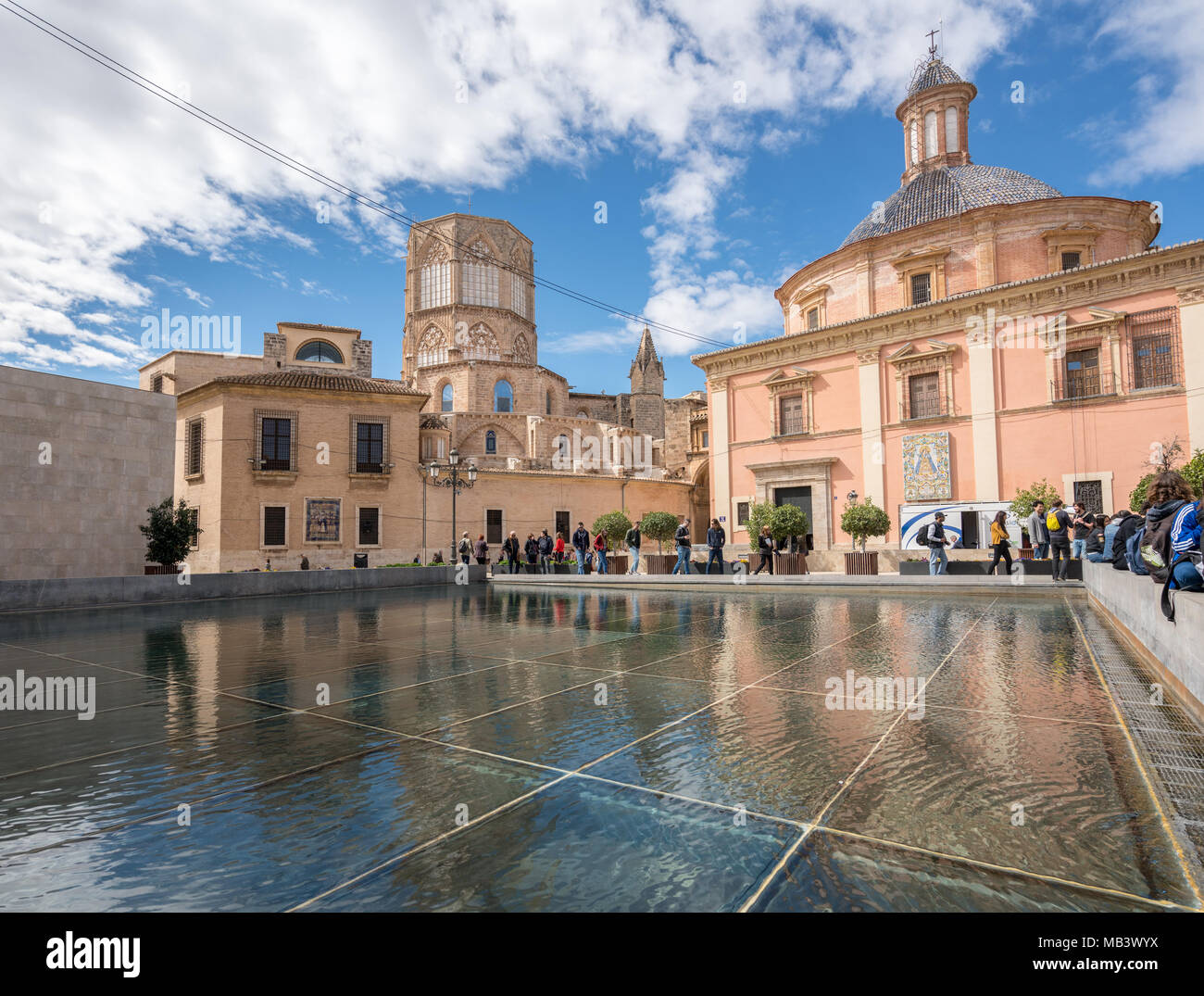 La riflessione della cattedrale e Basilica Valencia Foto Stock