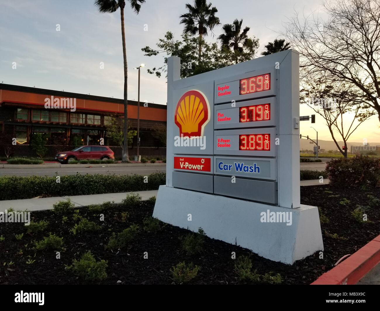 Close-up di benzina Shell firmare al tramonto che mostra i prezzi del gas a due anni di alta, Dublino, California, 2 aprile 2018. () Foto Stock