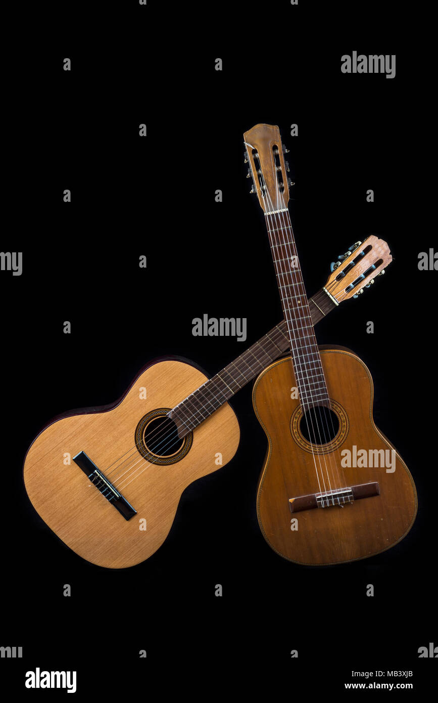 Approccio due chitarre spagnole su sfondo nero Foto Stock
