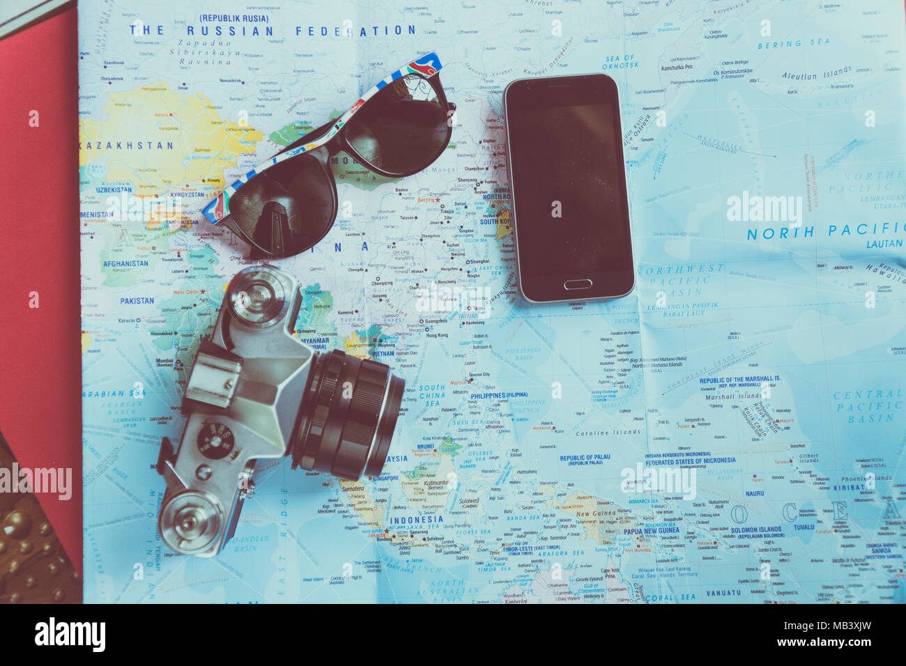 Layout creativi di turismo, vacanze, viaggio e travel essentials o apparecchiature laici piana. Immagine concettuale. Foto Stock