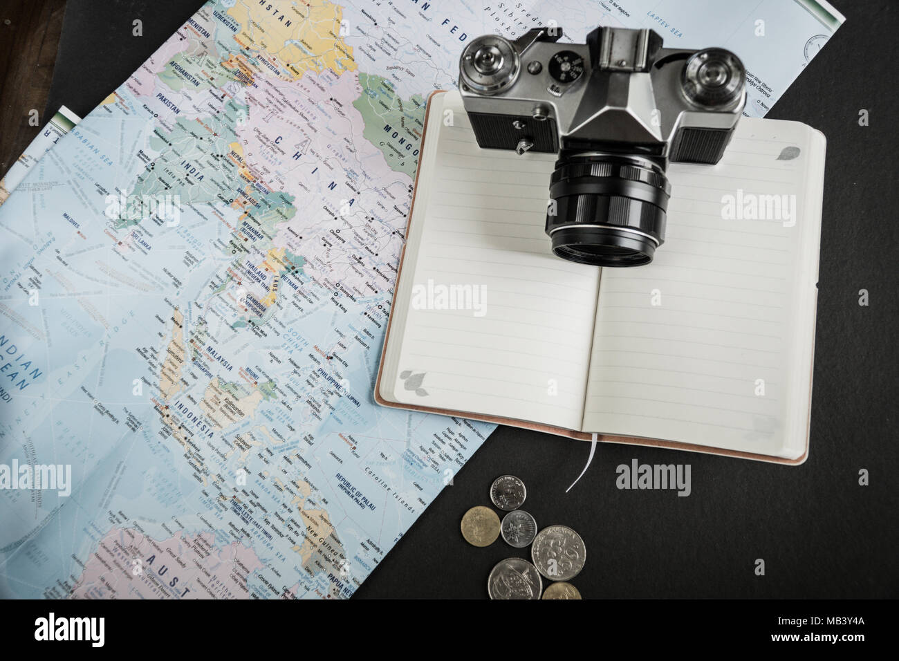 Layout creativi di turismo, vacanze, viaggio e travel essentials o apparecchiature laici piana. Immagine concettuale. Foto Stock