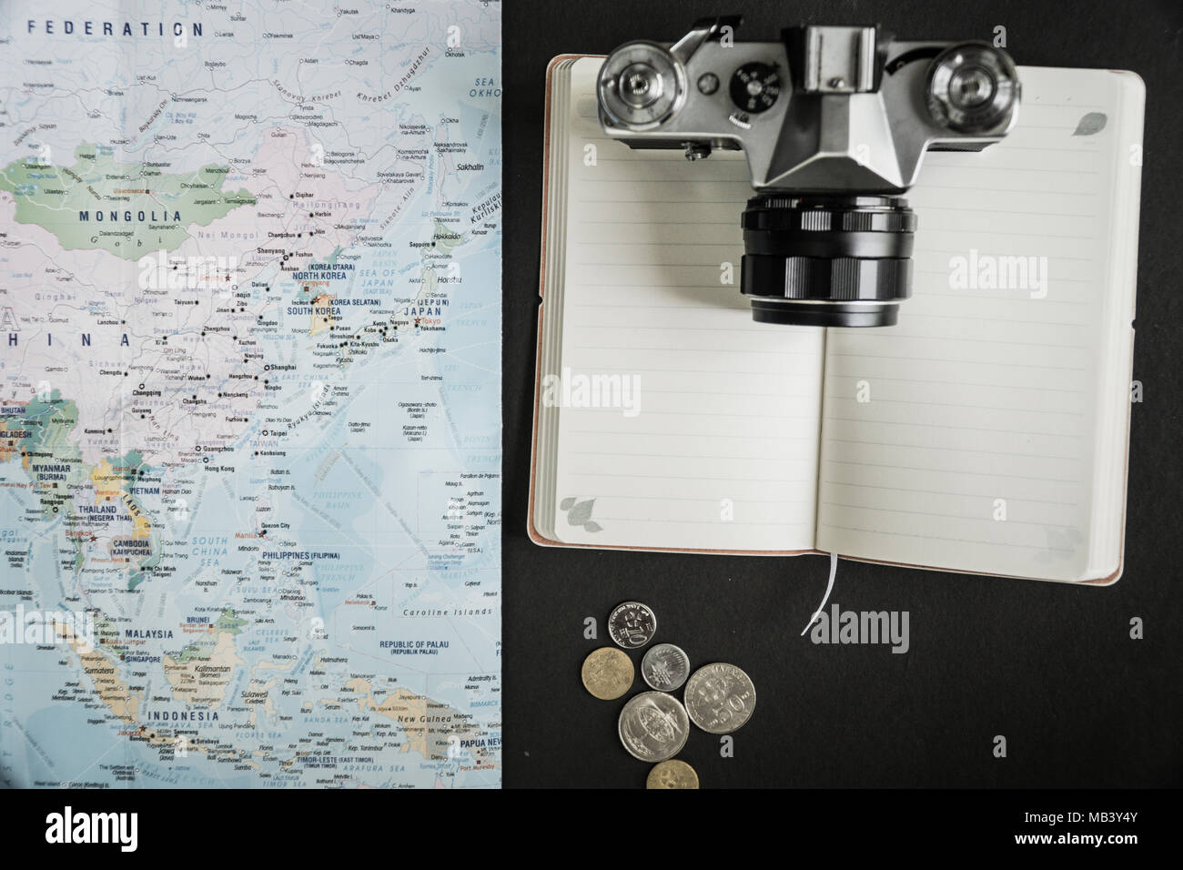 Layout creativi di turismo, vacanze, viaggio e travel essentials o apparecchiature laici piana. Immagine concettuale. Foto Stock