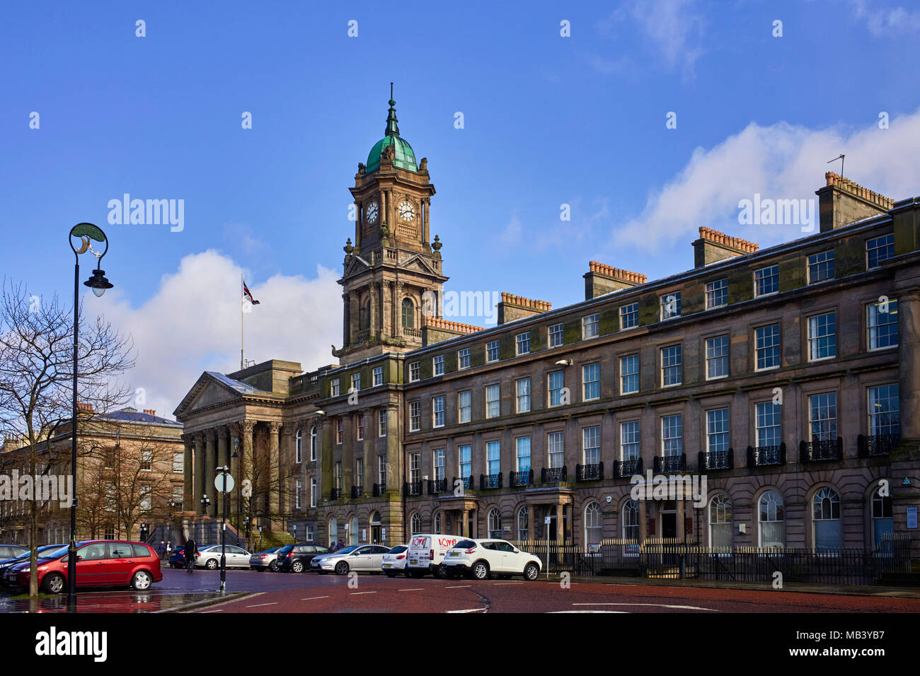 Birkenhead municipio con la torre dell orologio in piazza Hamilton, Merseyside Foto Stock