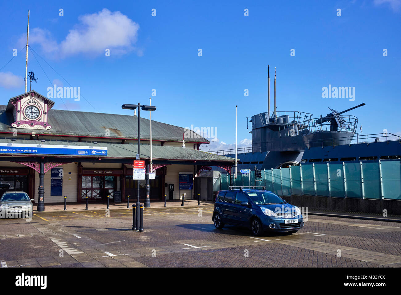 A Birkenhead, Woodside U-boat museum si può parcheggiare proprio accanto all'U-534 sommergibile Foto Stock