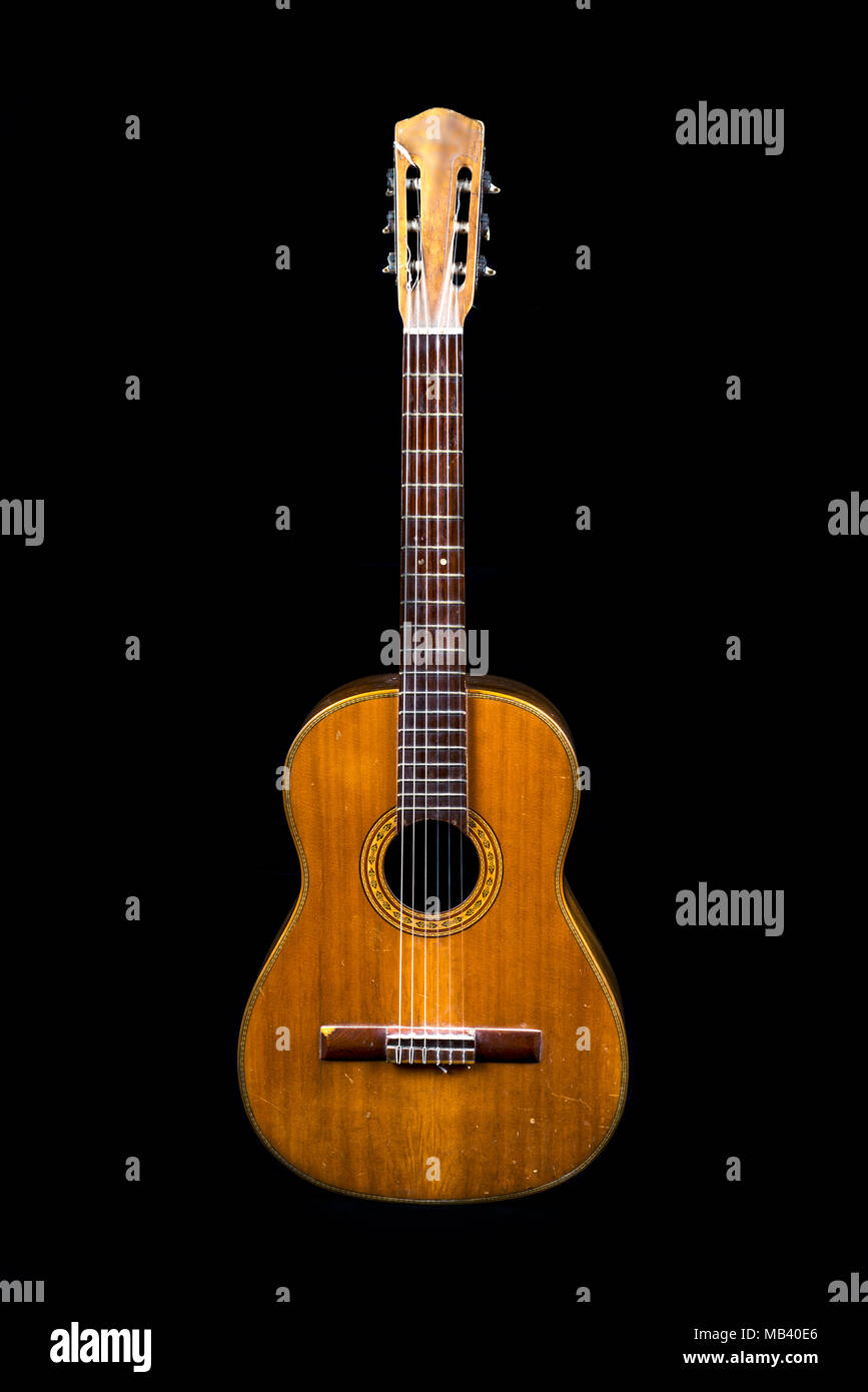 Molto vecchia chitarra isolato su sfondo nero Foto Stock