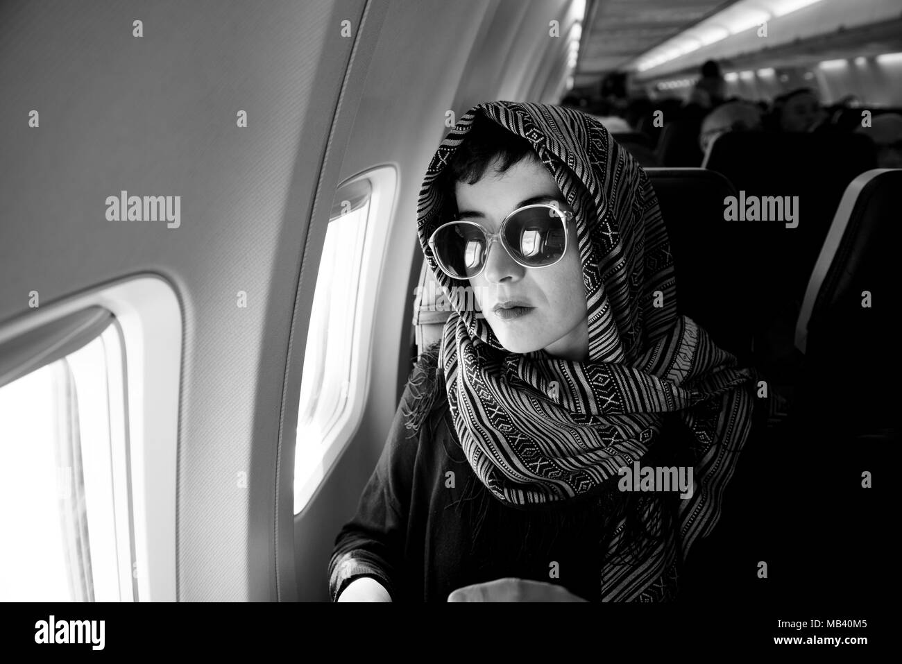Bella donna che dorme su aereo, in bianco e nero style Foto Stock