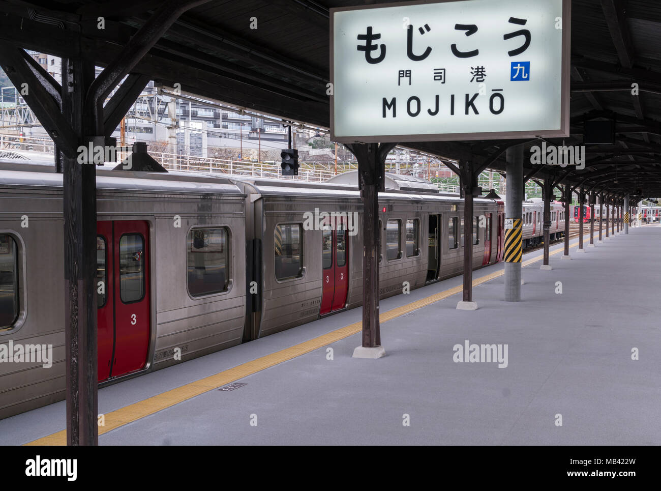Una rampa in Giappone (JR Kyushu) il treno alla stazione di Mojiko in Kitakyushu, Giappone. Foto Stock