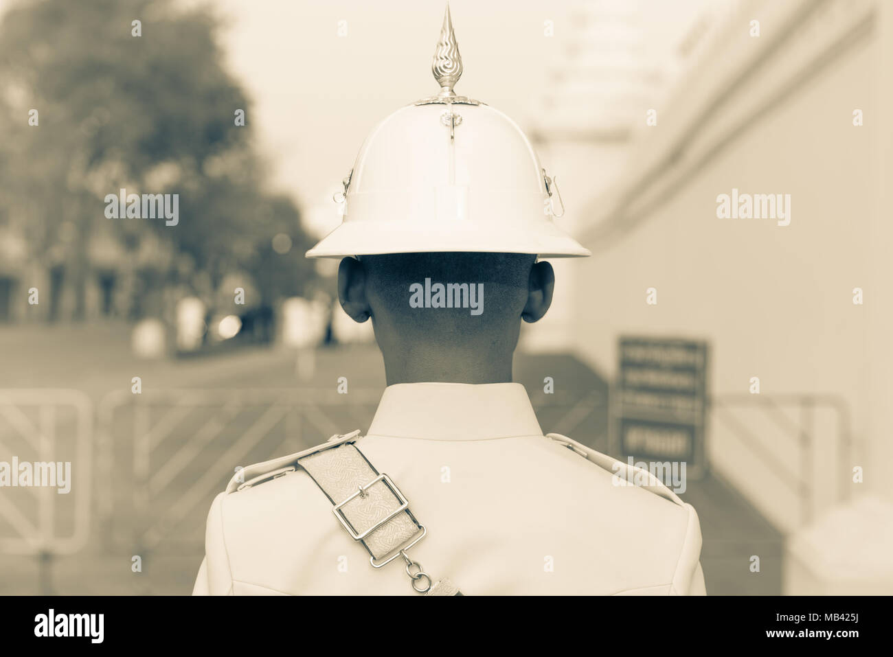 Thailandia soldato dell'esercito. Guardsman del Palazzo Reale dal retro a Bangkok, in bianco e nero. Ritratto di un soldato tailandese, senza volto. Foto Stock
