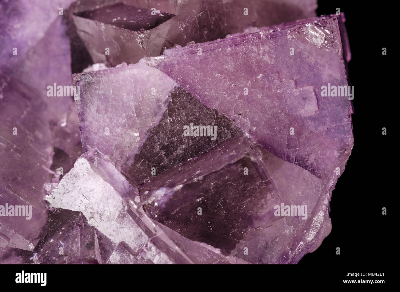 Superficie di un cristallo di fluorite cluster. Fluorite, minerale sotto forma di fluoruro di calcio, CaF2. Halite minerale. Colorato di rosa e viola cristalli cubici. Foto Stock