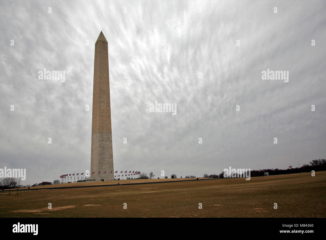 Il Monumento di Washington sorge con mobili nuvole dietro Foto Stock