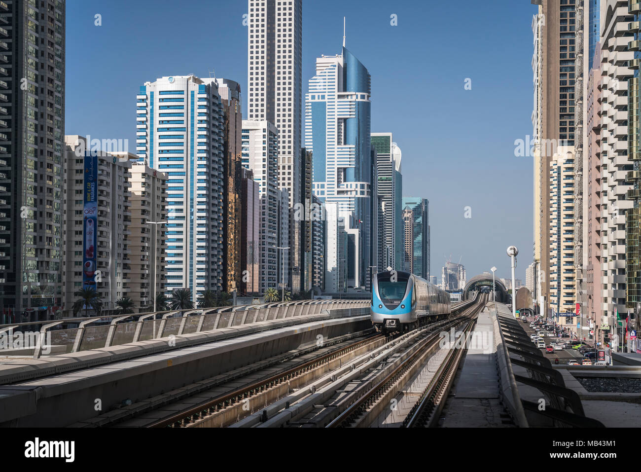 Una Dubai treno della metropolitana e dal centro di torri di uffici in Dujbai, UAE, Medio Oriente. Foto Stock