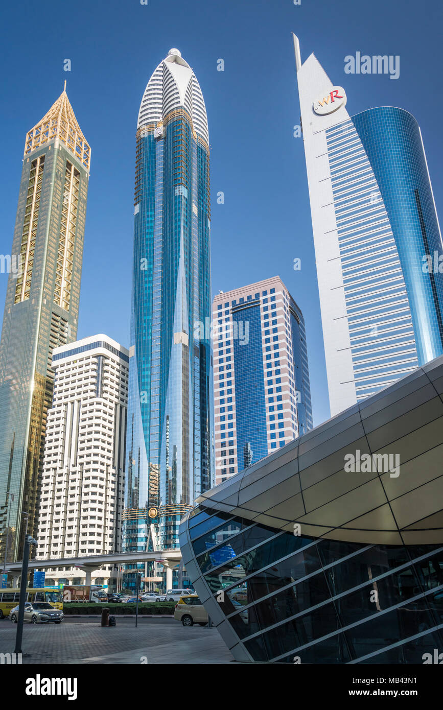 La stazione della metropolitana e alte torri di uffici nel quartiere finanziario del centro cittadino di Dubai, UAE, Medio Oriente. Foto Stock