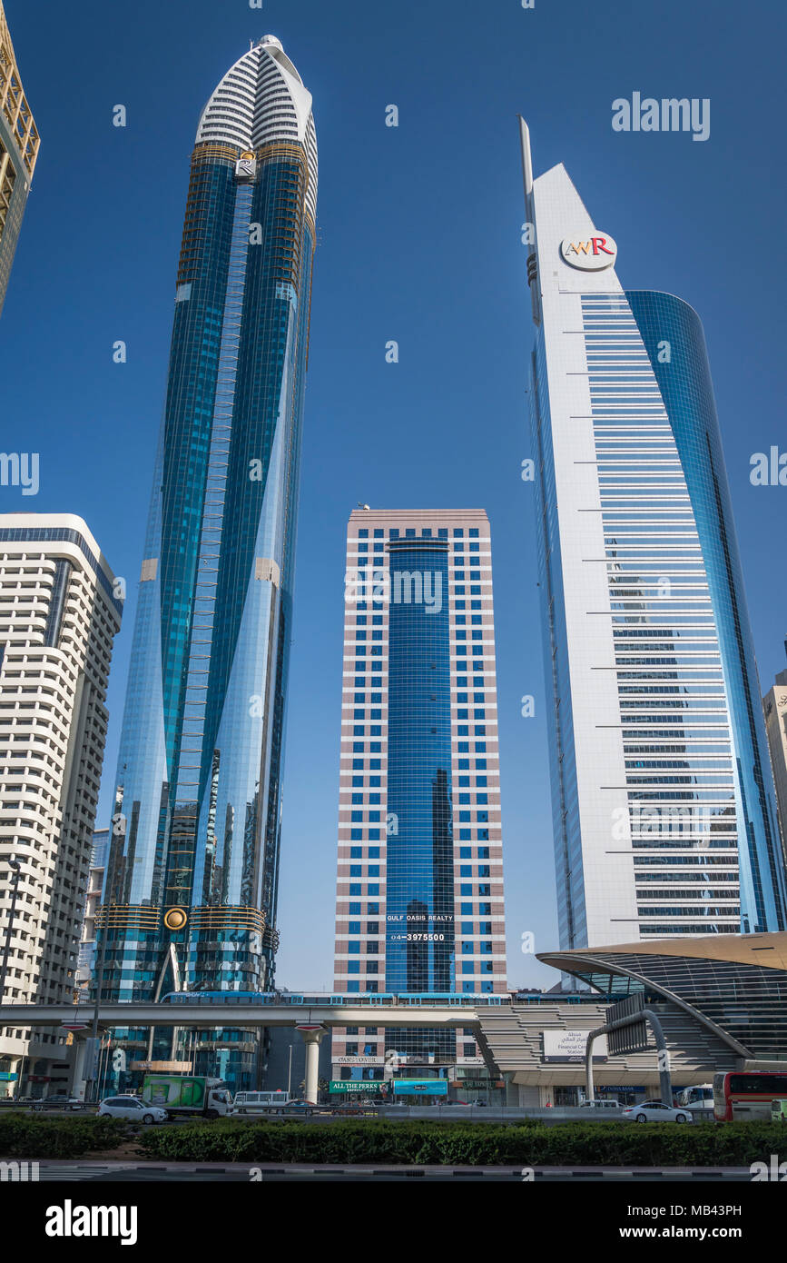 La stazione della metropolitana e alte torri di uffici nel quartiere finanziario del centro cittadino di Dubai, UAE, Medio Oriente. Foto Stock