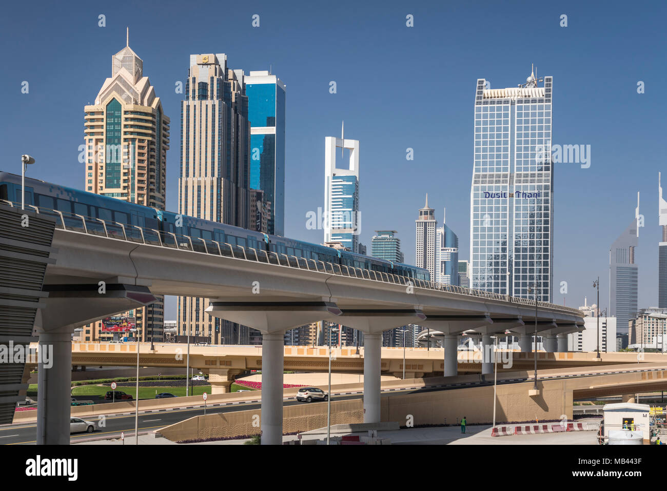Una Dubai treno della metropolitana e dal centro di torri di uffici in Dujbai, UAE, Medio Oriente. Foto Stock