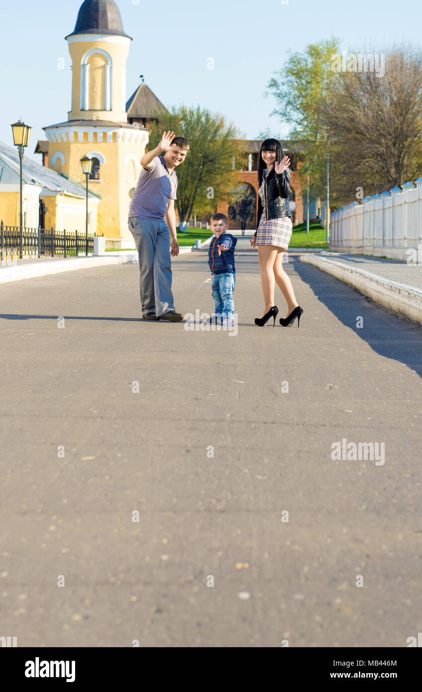 La famiglia dei piedi e delle gambe in jeans. Padre, madre e figlio a piedi in un quartiere urbano. Foto Stock