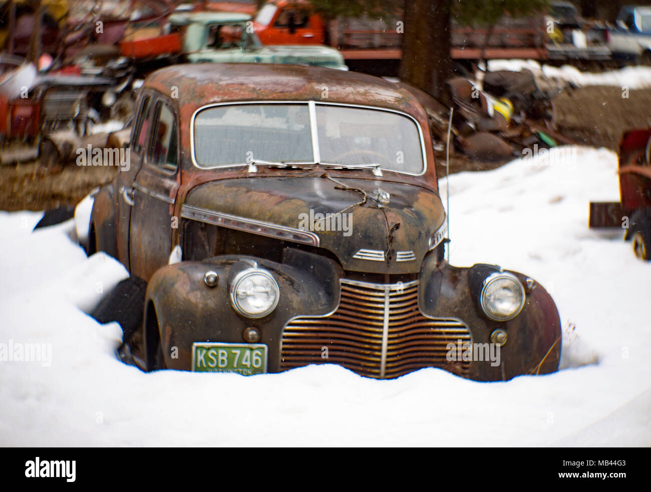 Un nero 1940 Chevrolet speciali Deluxe berlina 4 porte, dietro un fienile in Noxon Montana Questa foto è stata scattata con un antico Petzval lente e mostrerà s Foto Stock