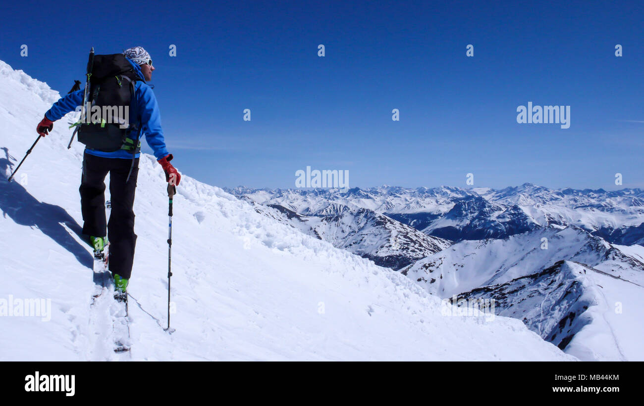 Maschio di backcountry rider andando su un pendio di neve nel backcountry delle Alpi svizzere su un tour di sci in inverno Foto Stock