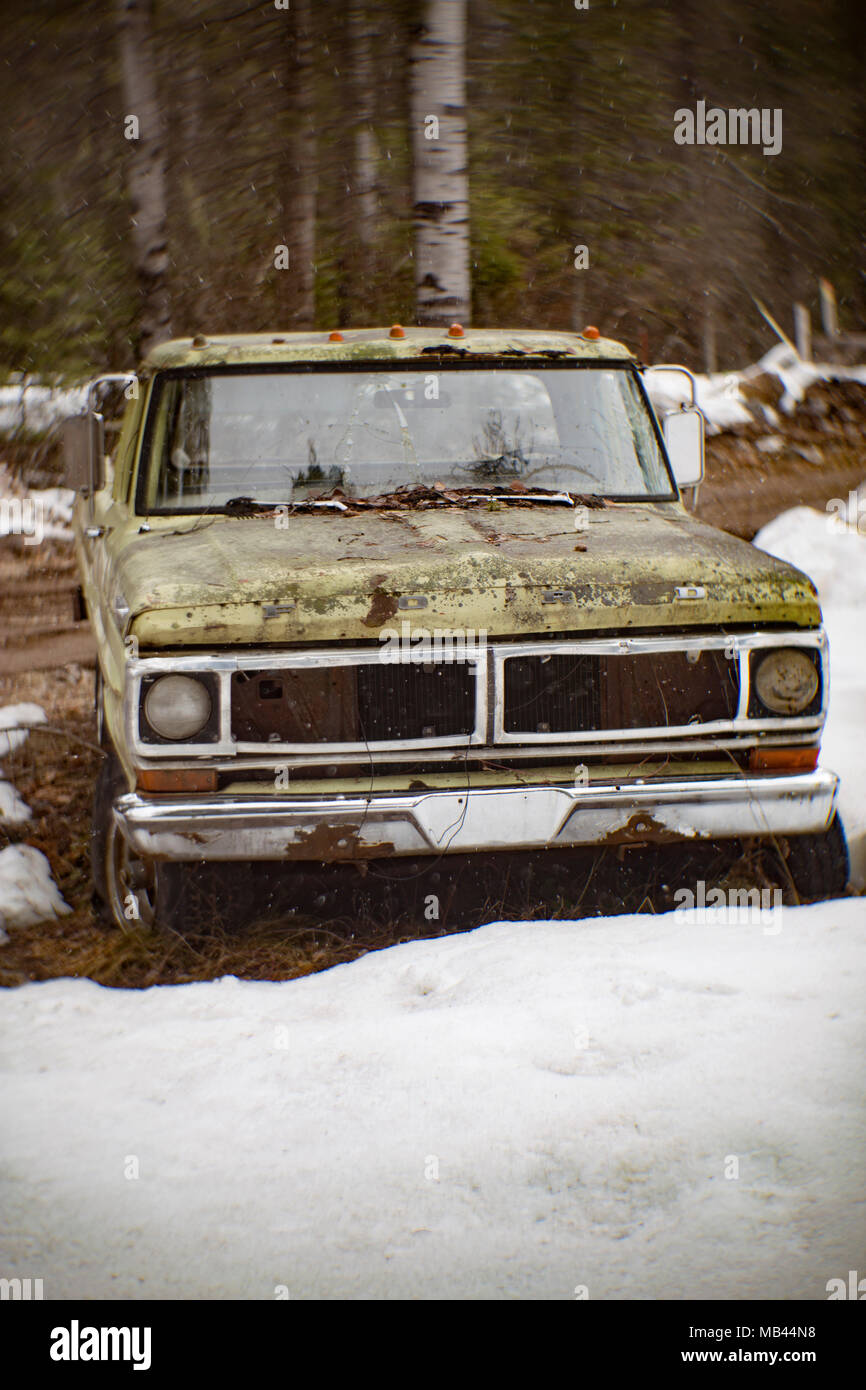 Un vecchio, verde lime 1972 Ford F-100 pickup truck, nella neve, in una zona boscosa di Noxon, Montana. Questa foto è stata scattata con un antico Petzval una lente Foto Stock