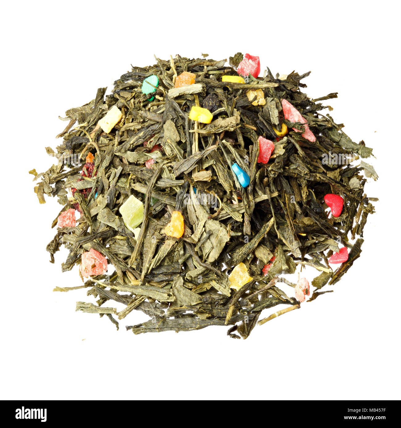 Il tè verde con dolci a forma di cuore sul bianco. Foto Stock