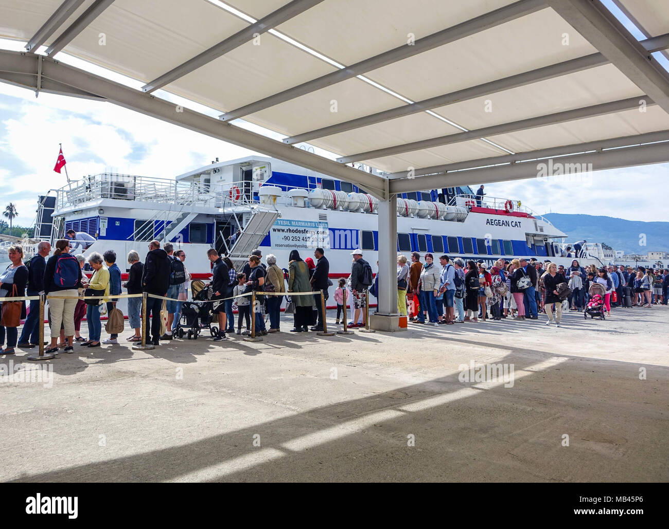 Coda di persone in attesa al controllo passaporti, entrando in Grecia dalla Turchia, Kos, Grecia Foto Stock