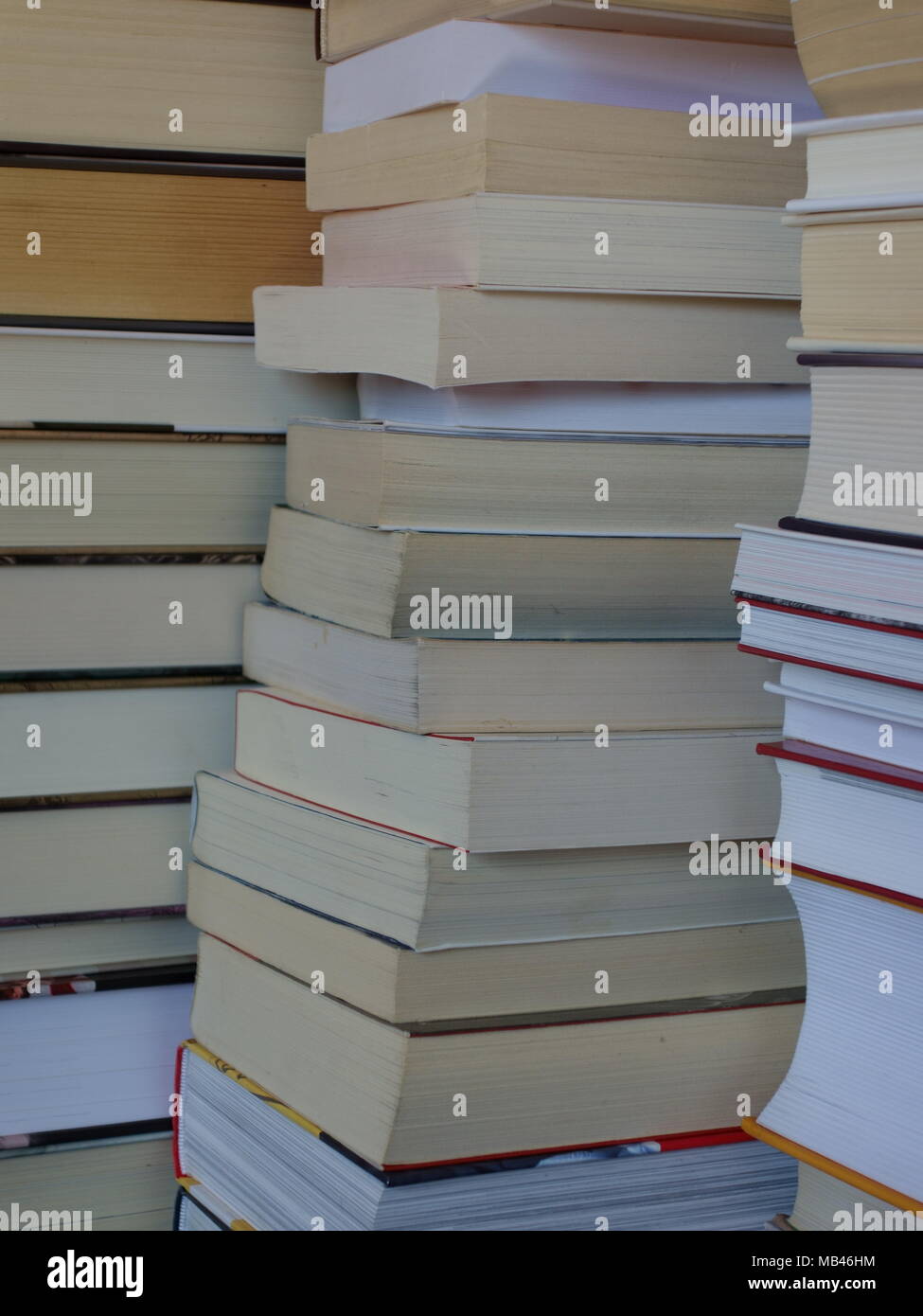 Libri disposti in pile; per un fresco, background intellettuale Foto Stock
